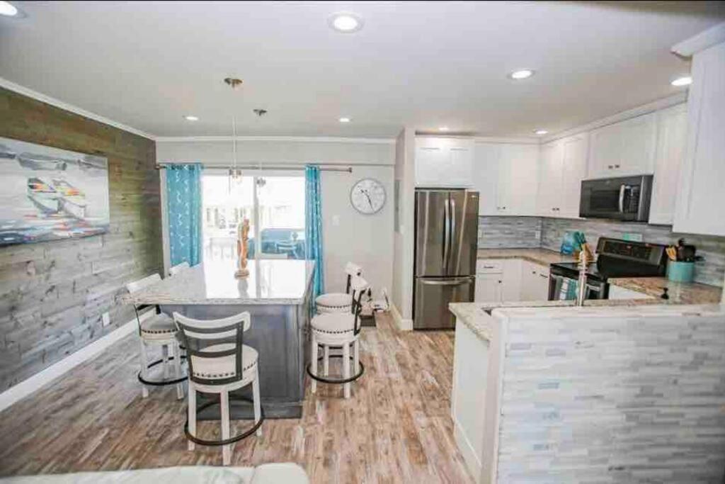 Beachfront Retreat! 3 Steps To Walkover! เซิร์ฟไซด์บีช ภายนอก รูปภาพ